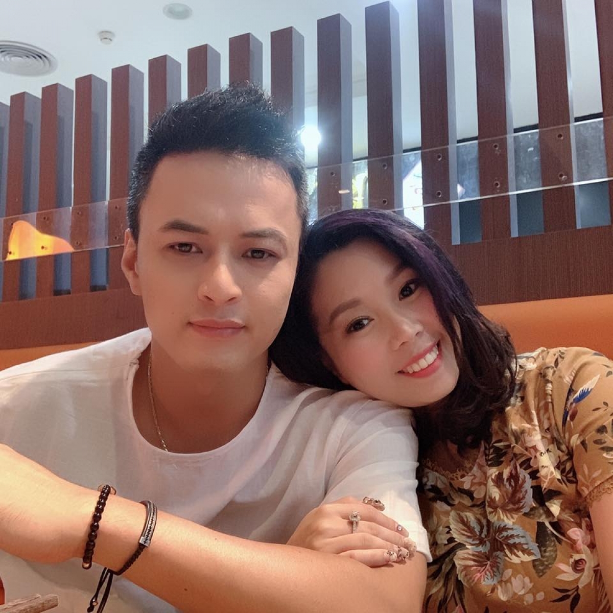 Diễn viên Hồng Đăng và bà xã (Ảnh: FBNV)