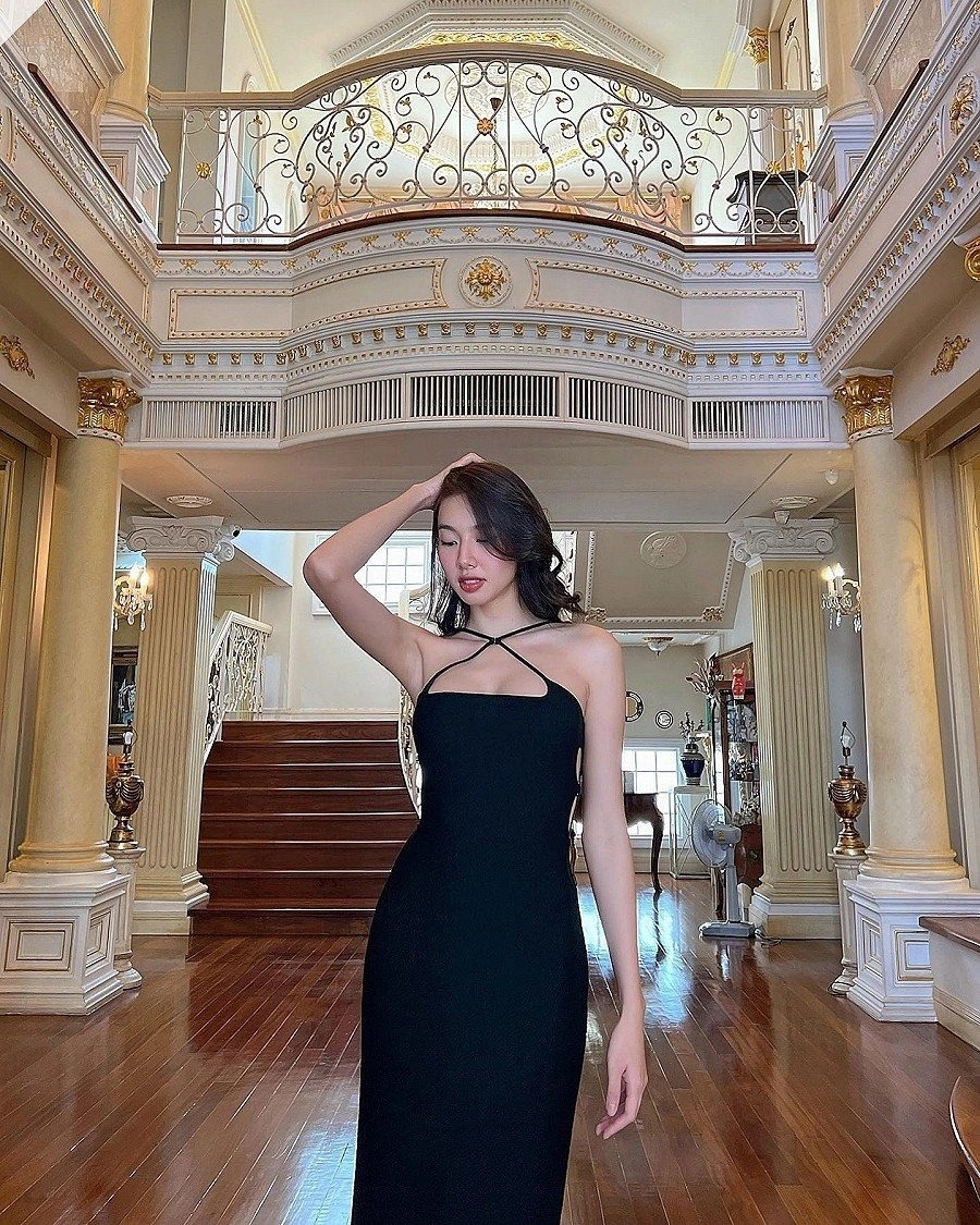 Thuỳ Tiên cũng 'sống ảo' tại căn biệt thự của ông Nawat (Ảnh: Internet)