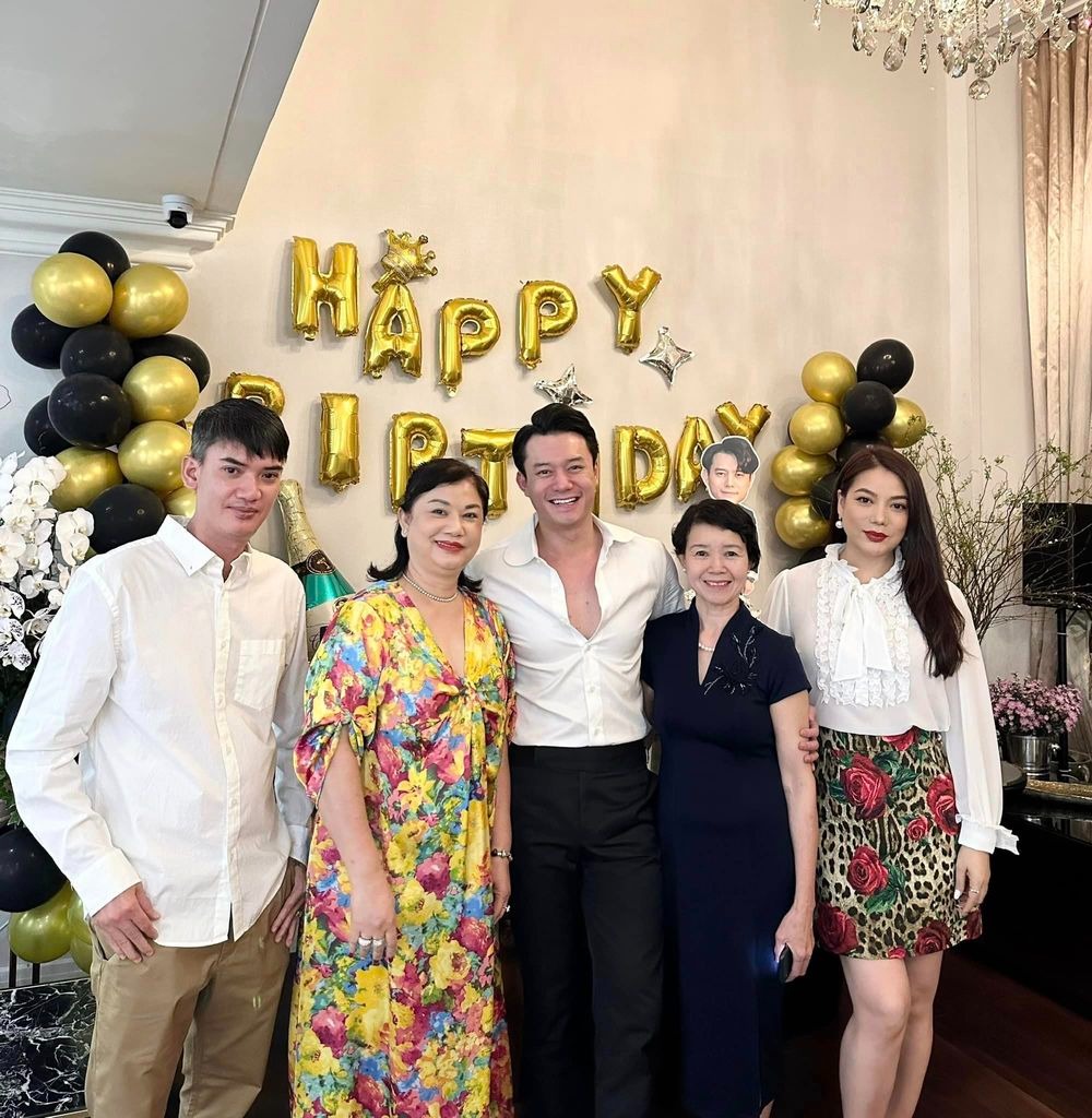 Trương Ngọc Ánh chụp ảnh cùng mẹ Anh Dũng (Ảnh: FBNV) Trương Ngọc Ánh chụp ảnh cùng mẹ Anh Dũng (Ảnh: FBNV)