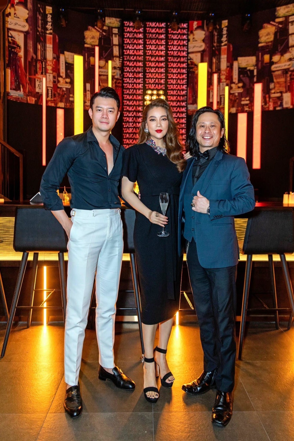 Biểu cảm của tình trẻ dành cho Trương Ngọc Ánh trong tiệc sinh nhật - Ảnh 1 Biểu cảm của tình trẻ dành cho Trương Ngọc Ánh trong tiệc sinh nhật - Ảnh 1