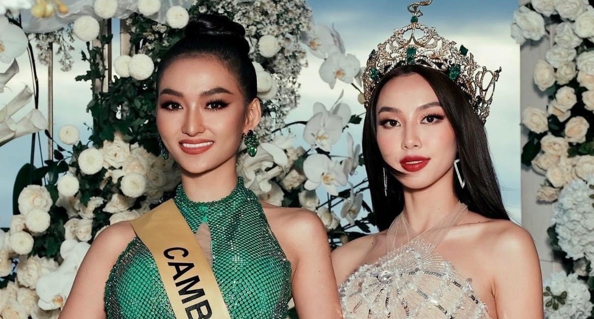 Thùy Tiên chụp ảnh chung với người đẹp Campuchia (Ảnh: Internet)