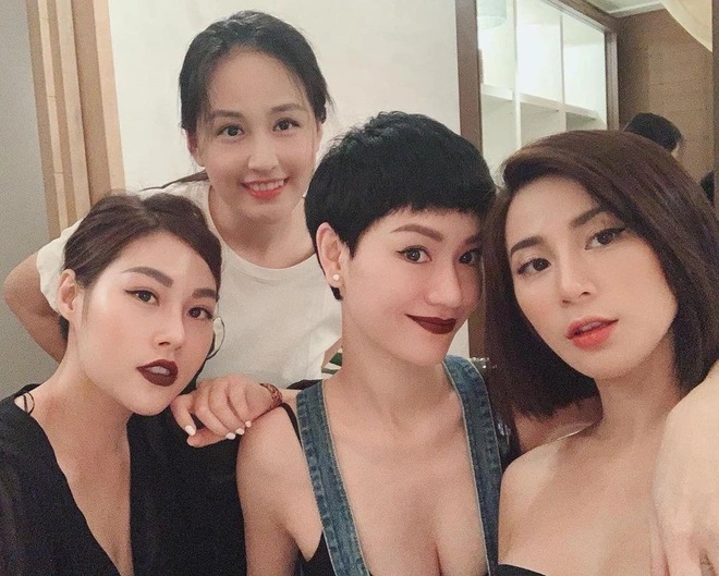 Ngọc Anh chụp ảnh cùng hội bạn thân là Hoa hậu Mai Phương Thúy, Trà My Idol (Ảnh: FBNV) Ngọc Anh chụp ảnh cùng hội bạn thân là Hoa hậu Mai Phương Thúy, Trà My Idol (Ảnh: FBNV)