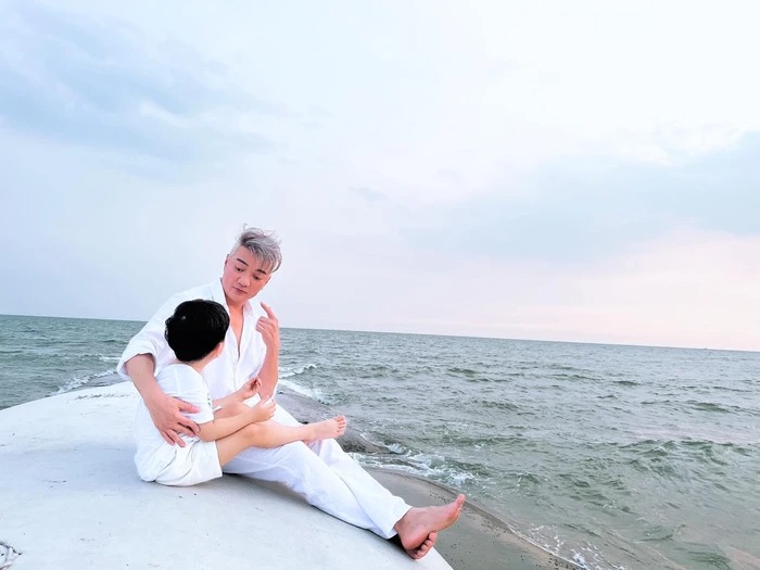 Kể từ khi công khai có con, Đàm Vĩnh Hưng tích cực khoe bé lên mạng xã hội (Ảnh: FBNV) Kể từ khi công khai có con, Đàm Vĩnh Hưng tích cực khoe bé lên mạng xã hội (Ảnh: FBNV)