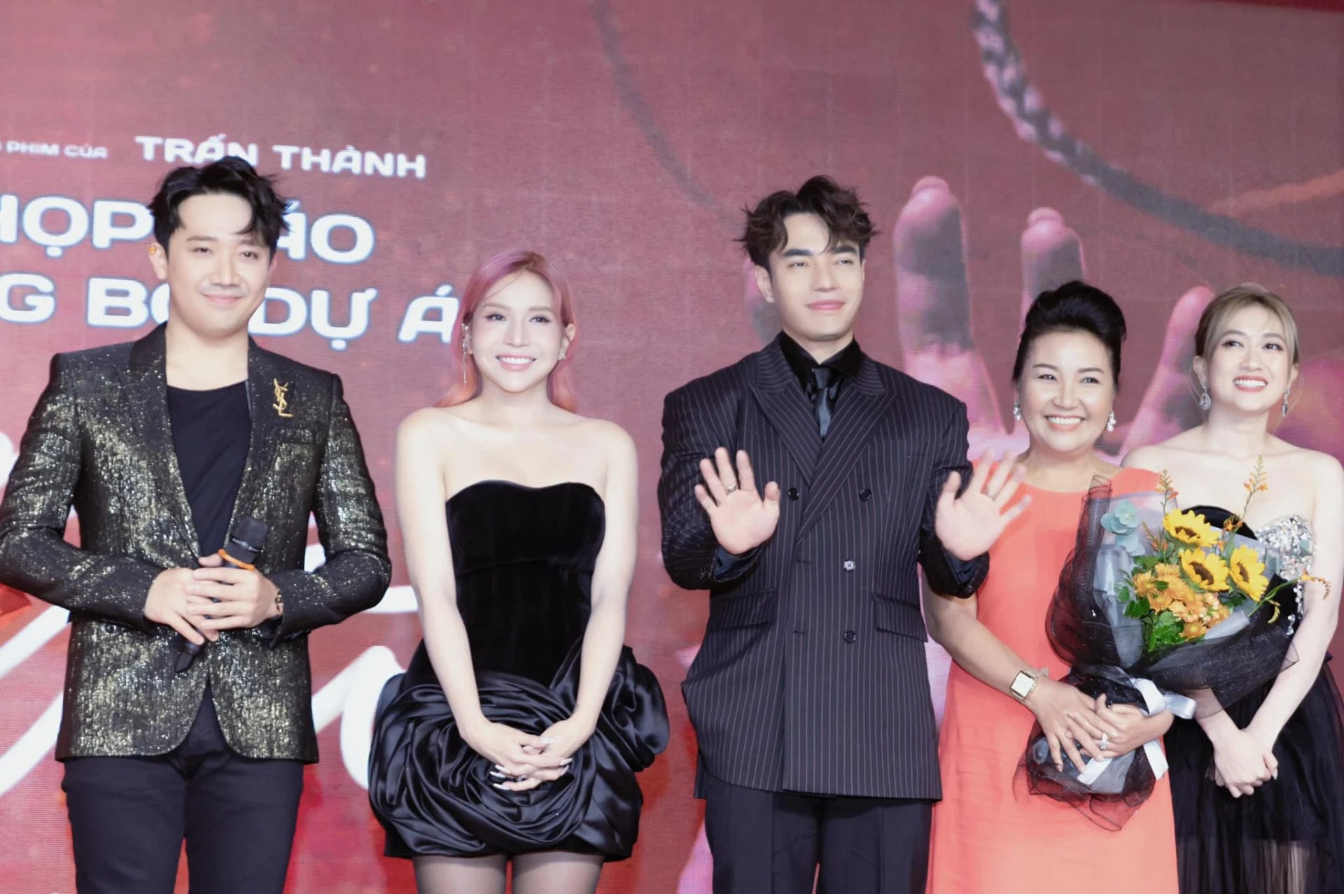 Đoàn phim giao lưu chụp ảnh chung (Ảnh: Internet)