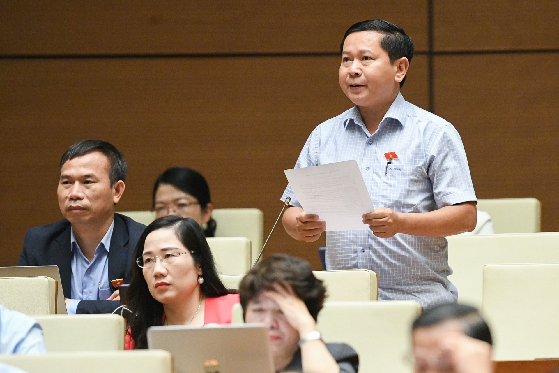 ĐBQH Tạ Minh Tâm chất vấn Bộ trưởng Nguyễn Mạnh Hùng.