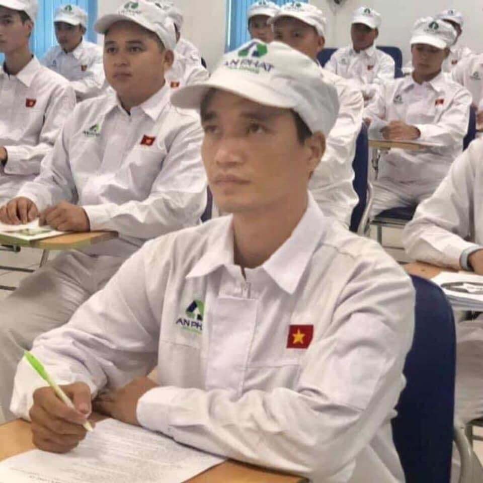 Khoảnh khắc Lệ Rơi về quê đi làm công nhân cách đây vài năm (Ảnh: Chụp màn hình) Khoảnh khắc Lệ Rơi về quê đi làm công nhân cách đây vài năm (Ảnh: Chụp màn hình)