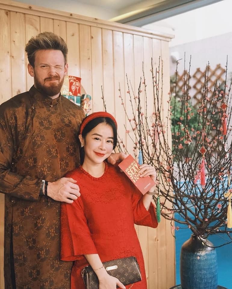 Chồng Elly Trần và người được cho là tình nhần (Ảnh: FBNV) Chồng Elly Trần và người được cho là tình nhần (Ảnh: FBNV)