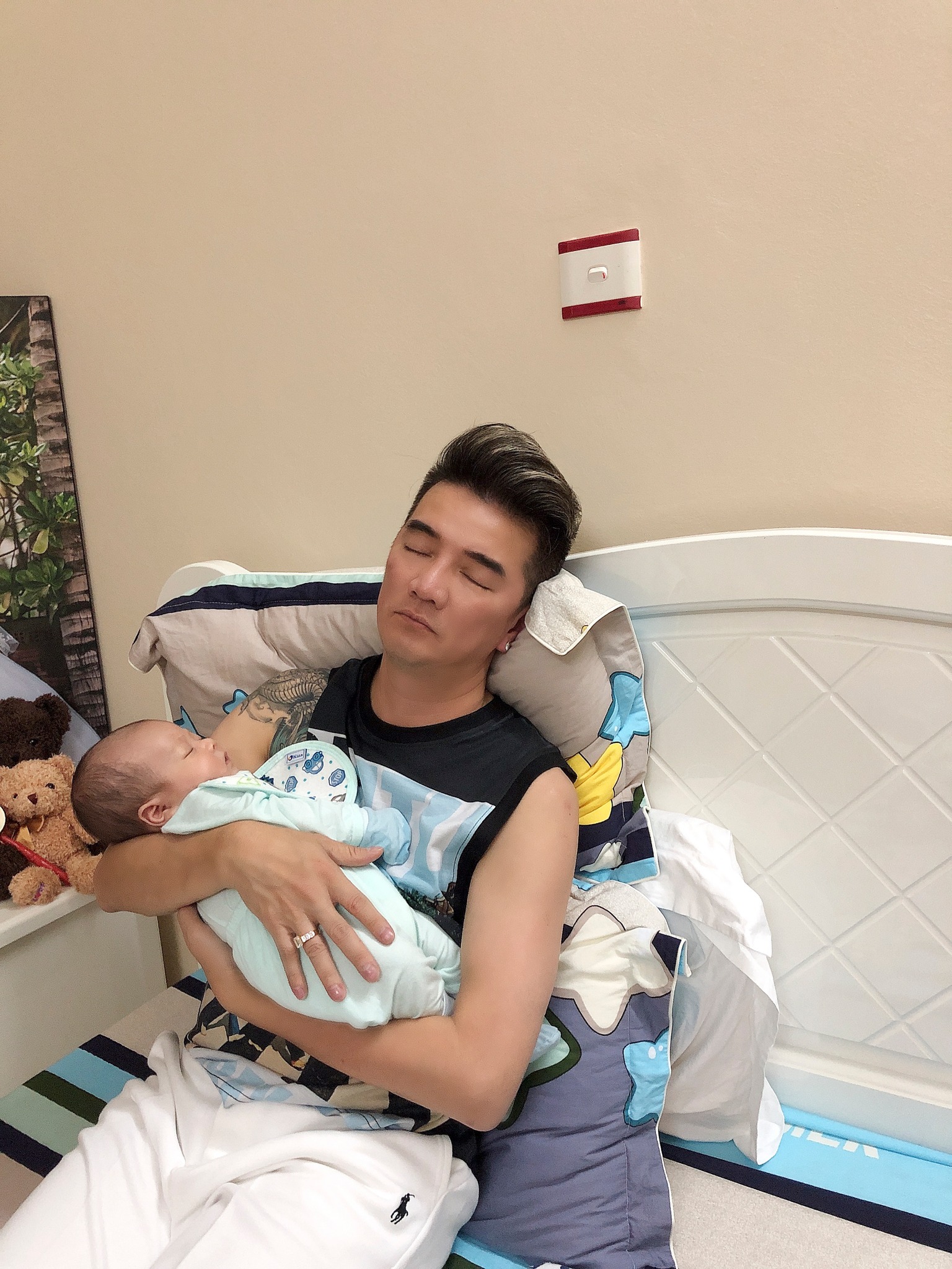 Đàm Vĩnh Hưng và con trai (Ảnh: FBNV)