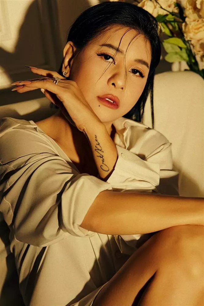 Trong bộ ảnh này, Cát Phượng trông vô cùng xinh đẹp và gợi cảm. Đặc biệt, trên cánh tay của cô còn có hình xăm ghi dòng chữ 'Cát Kiều' (Ảnh: FBNV) Trong bộ ảnh này, Cát Phượng trông vô cùng xinh đẹp và gợi cảm. Đặc biệt, trên cánh tay của cô còn có hình xăm ghi dòng chữ 'Cát Kiều' (Ảnh: FBNV)