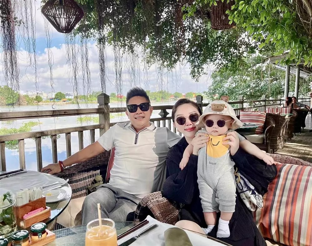 Bảo Thy chụp ảnh cùng ông xã và con trai (Ảnh: FBNV)