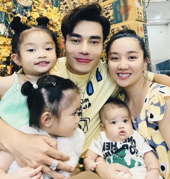 Gia đình nhỏ của Lê Dương Bảo Lâm - Quỳnh Quỳnh nhận được sự quan tâm lớn từ phía cư dân mạng (Ảnh: FBNV) Gia đình nhỏ của Lê Dương Bảo Lâm - Quỳnh Quỳnh nhận được sự quan tâm lớn từ phía cư dân mạng (Ảnh: FBNV)