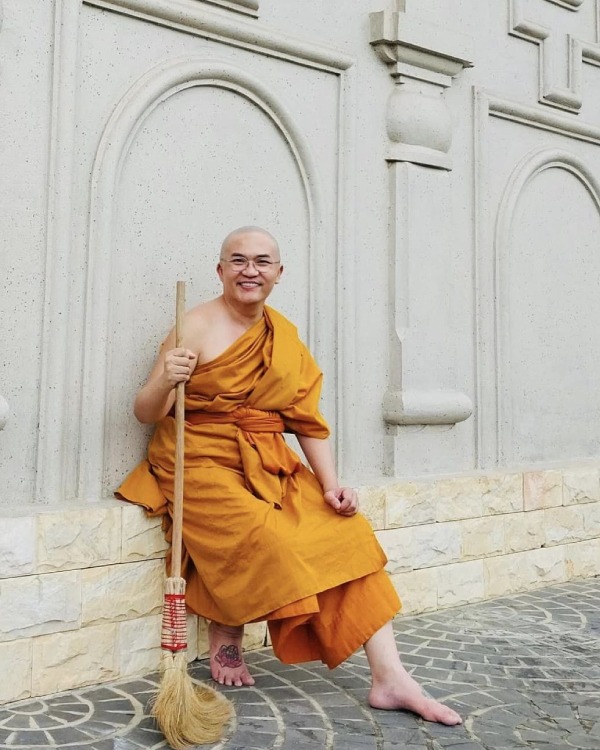 MC Đại Nghĩa xuống tóc tham gia khóa tu ngắn hạn (Ảnh: FBNV) MC Đại Nghĩa xuống tóc tham gia khóa tu ngắn hạn (Ảnh: FBNV)