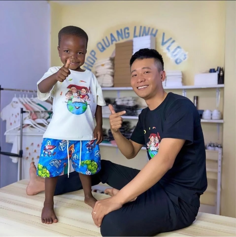 Quang Linh Vlogs và Lôi con (Ảnh: FBNV)