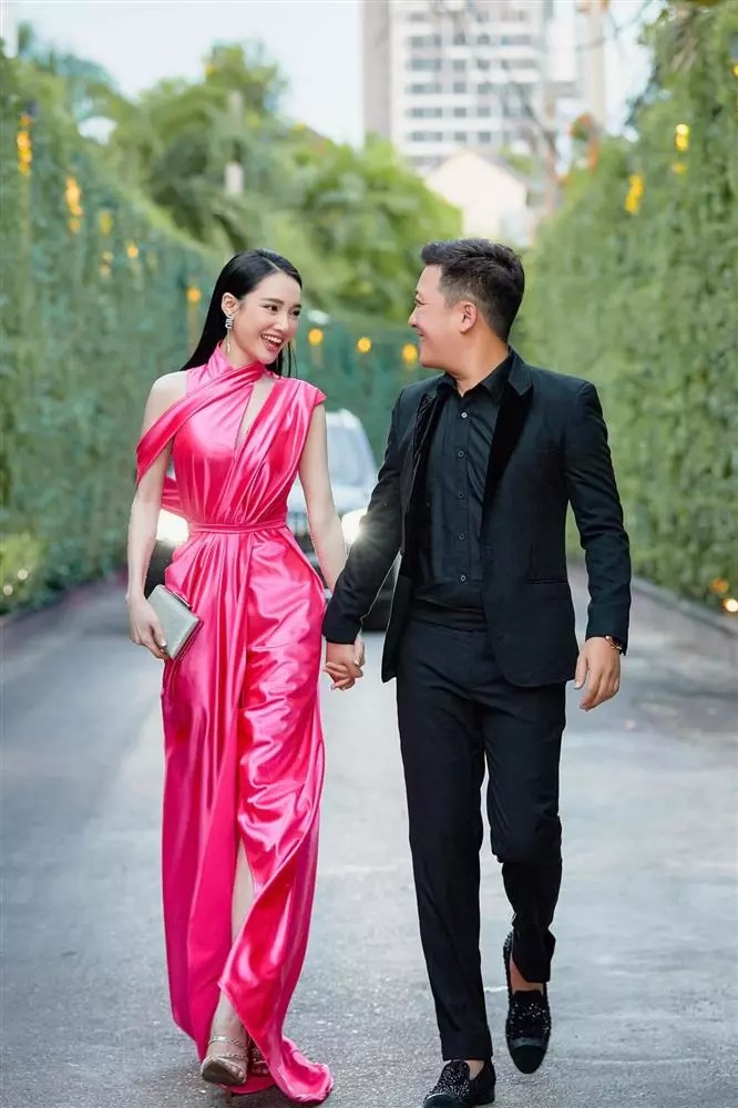 Nhã Phương - Trường Giang đang là cặp vợ chồng hạnh phúc, tình tứ nhất nhì showbiz Việt (Ảnh: FBNV) Nhã Phương - Trường Giang đang là cặp vợ chồng hạnh phúc, tình tứ nhất nhì showbiz Việt (Ảnh: FBNV)