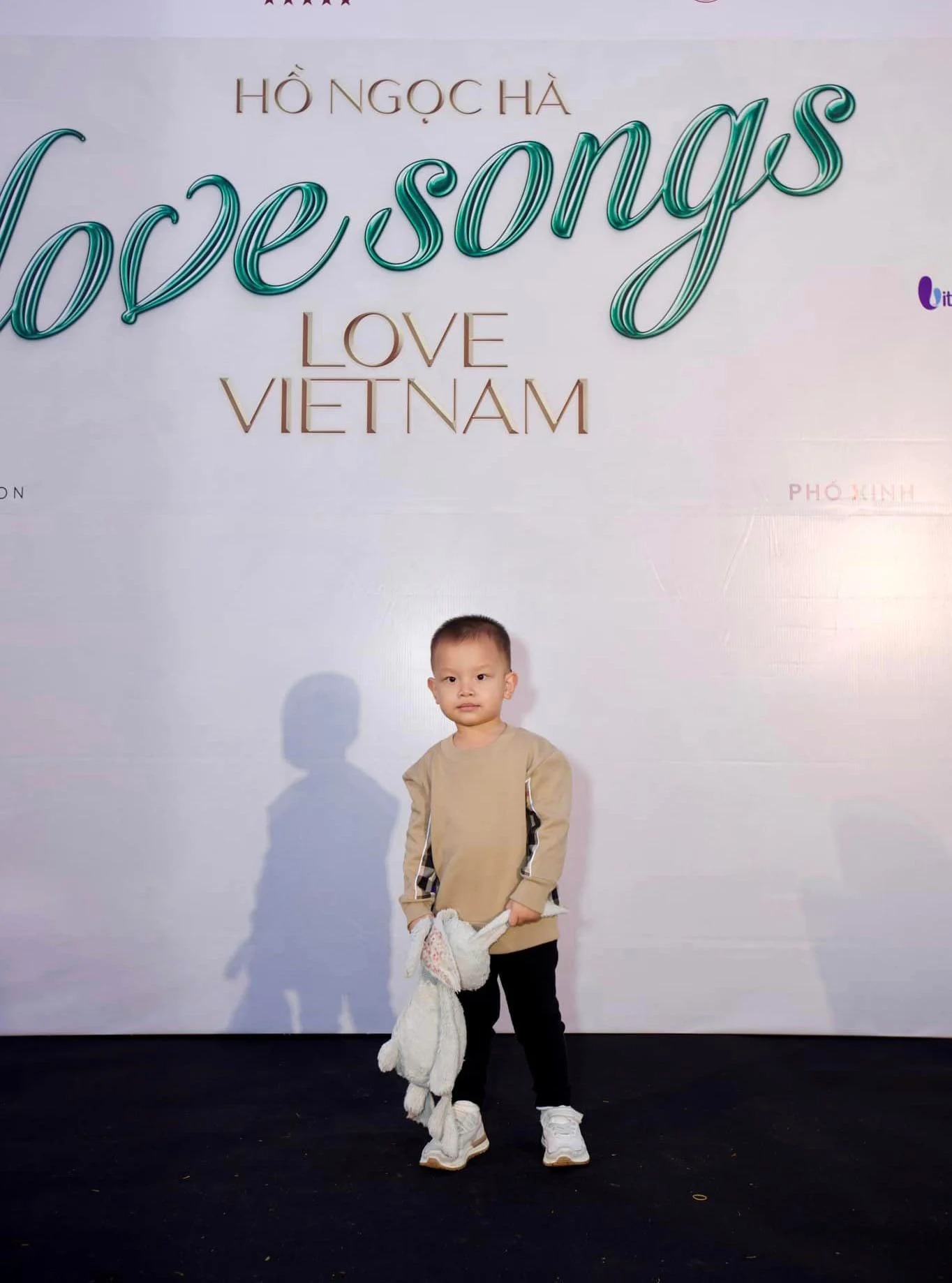 Đi sự kiện của mẹ, con trai út Hồ Ngọc Hà đã biết 'chiêu trò' khi tạo dáng - Ảnh 1