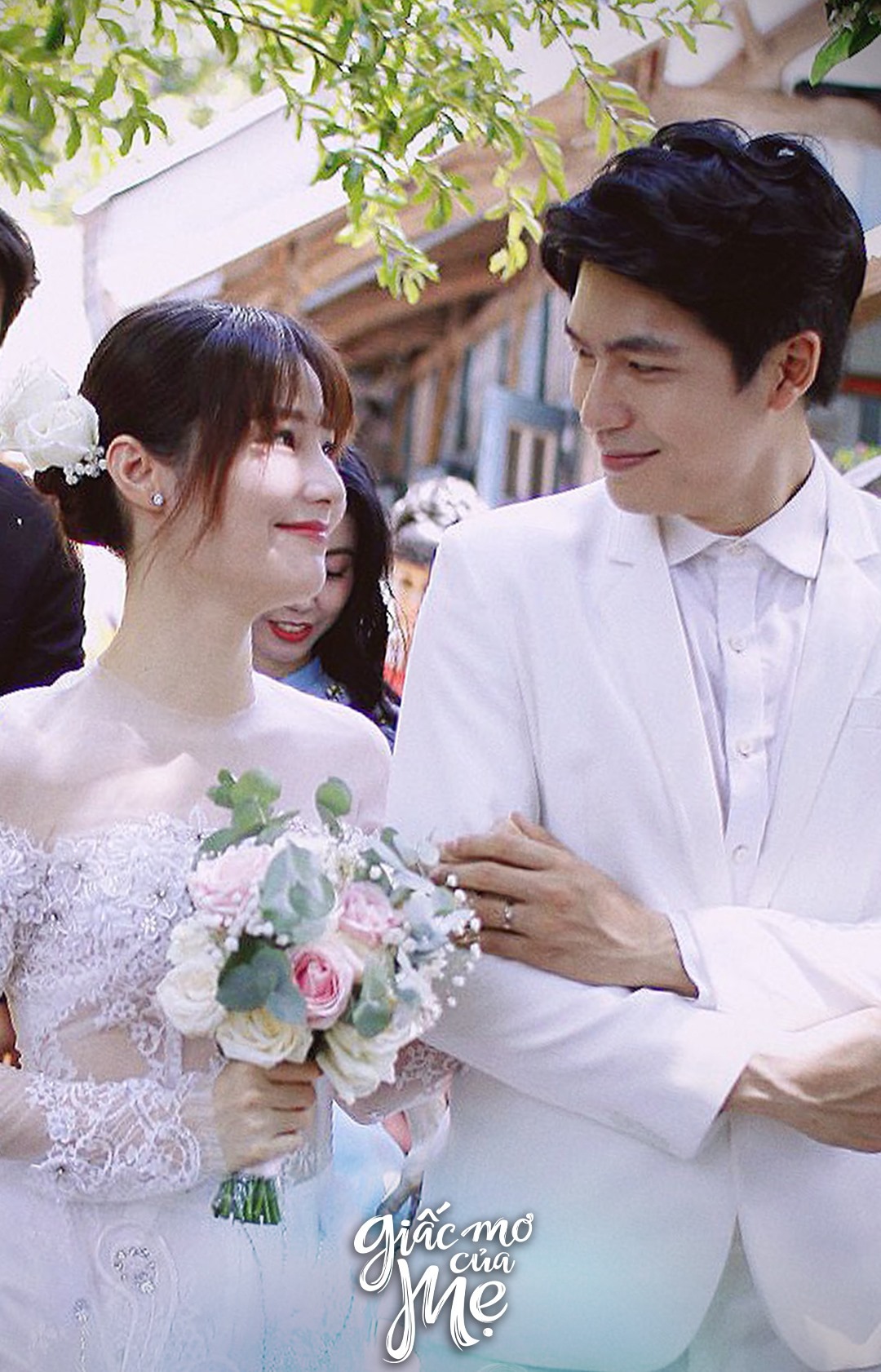 Trong ánh mắt của Diễm My ánh lên sự ngọt ngào, hạnh phúc