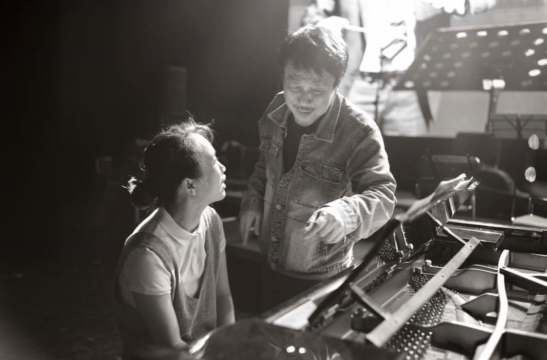 Nhạc sĩ Phú Quang và con gái Trinh Hương trong một lần tập đàn.