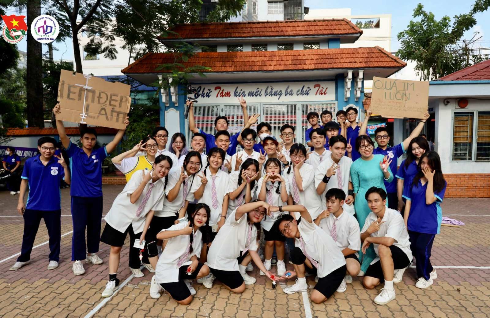 Học sinh Trường THPT Nguyễn Du trong một sự kiện tổ chức tại trường.