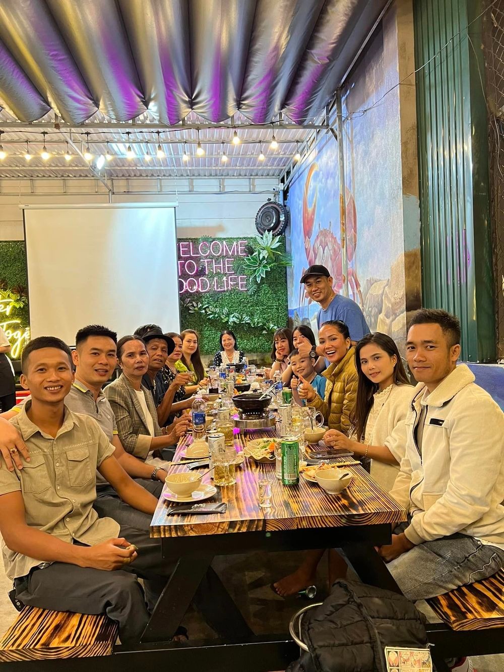 H'Hen Niê cũng mời cả đại gia đình đi ăn bữa tiệc tại nhà hàng sang trọng (Ảnh: FBNV)