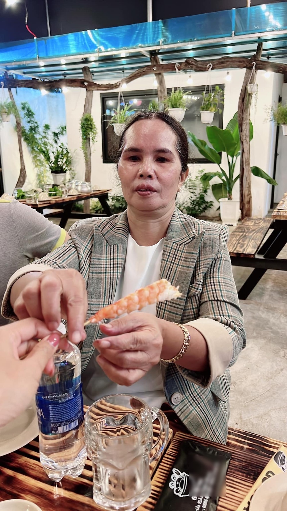 H'Hen Niê bóc tôm cho mẹ (Ảnh: FBNV)