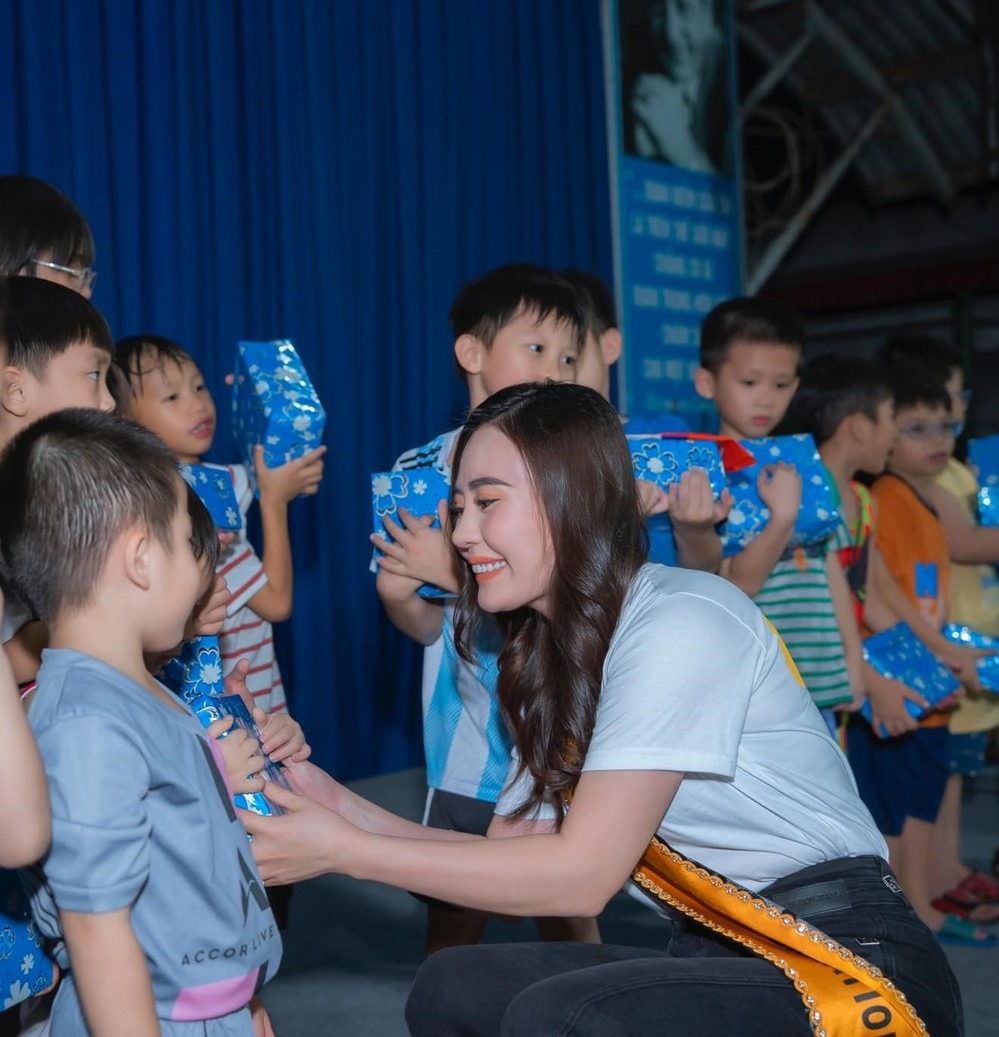 Phan Kim Oanh sau khi trở về nước tích cực hoạt động từ thiện (Ảnh: FBNV)