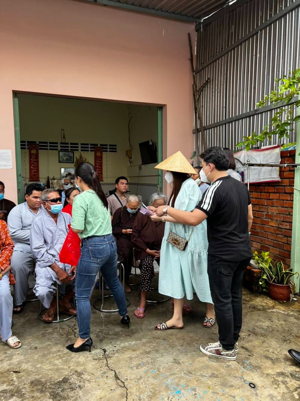 Hồ Bích Trâm vác bụng bầu đi làm từ thiện (Ảnh: FBNV)