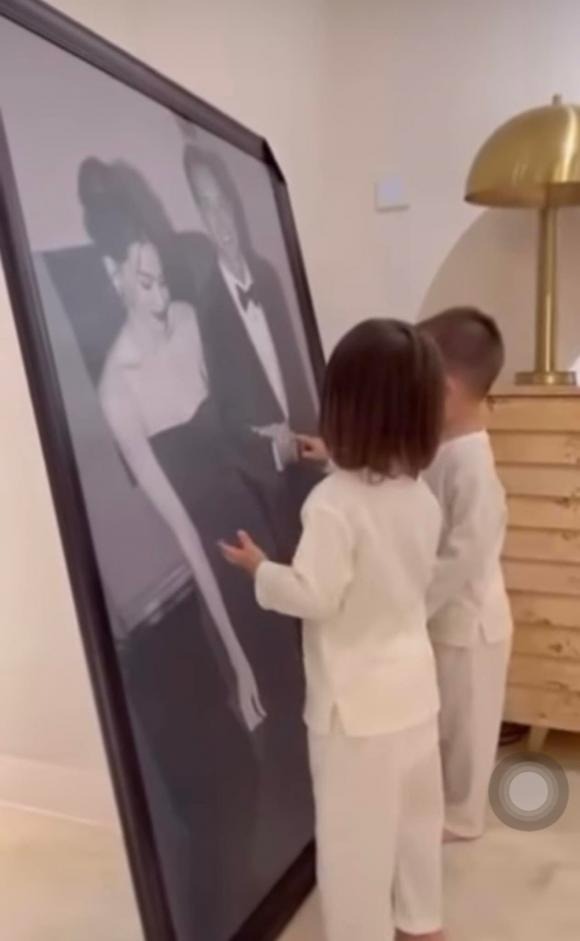Bị đùa nhân vật trong ảnh không phải Kim Lý - Hồ Ngọc Hà, Leon - Lisa có phản ứng không ngờ - Ảnh 1 Bị đùa nhân vật trong ảnh không phải Kim Lý - Hồ Ngọc Hà, Leon - Lisa có phản ứng không ngờ - Ảnh 1