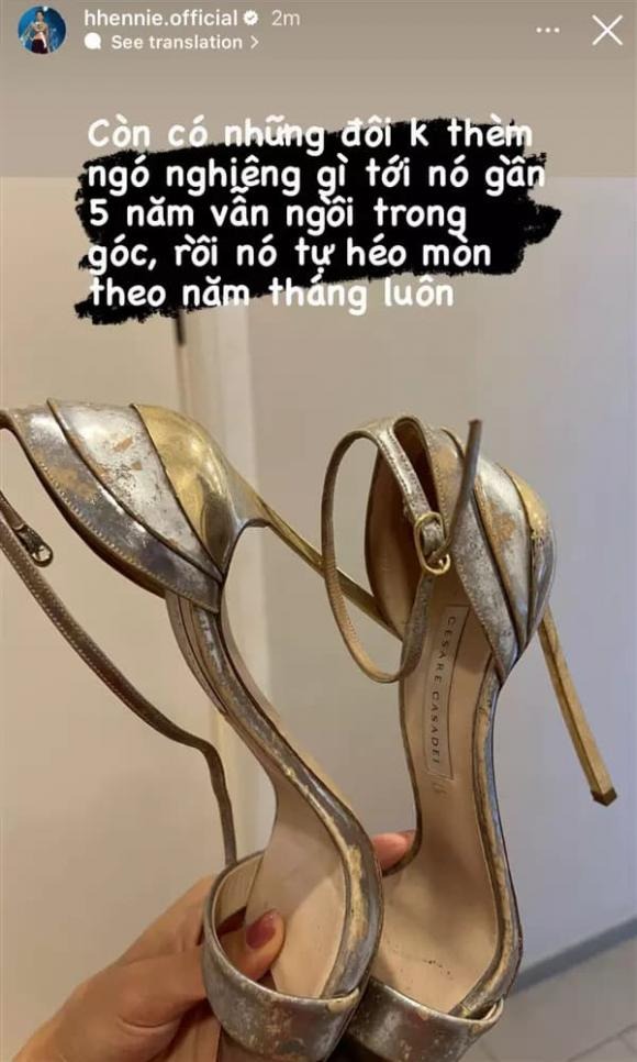 Hoa hậu H’Hen Niê khoe bộ sưu tập giày hiệu, có 1 đôi gây chú ý - Ảnh 1 Hoa hậu H’Hen Niê khoe bộ sưu tập giày hiệu, có 1 đôi gây chú ý - Ảnh 1