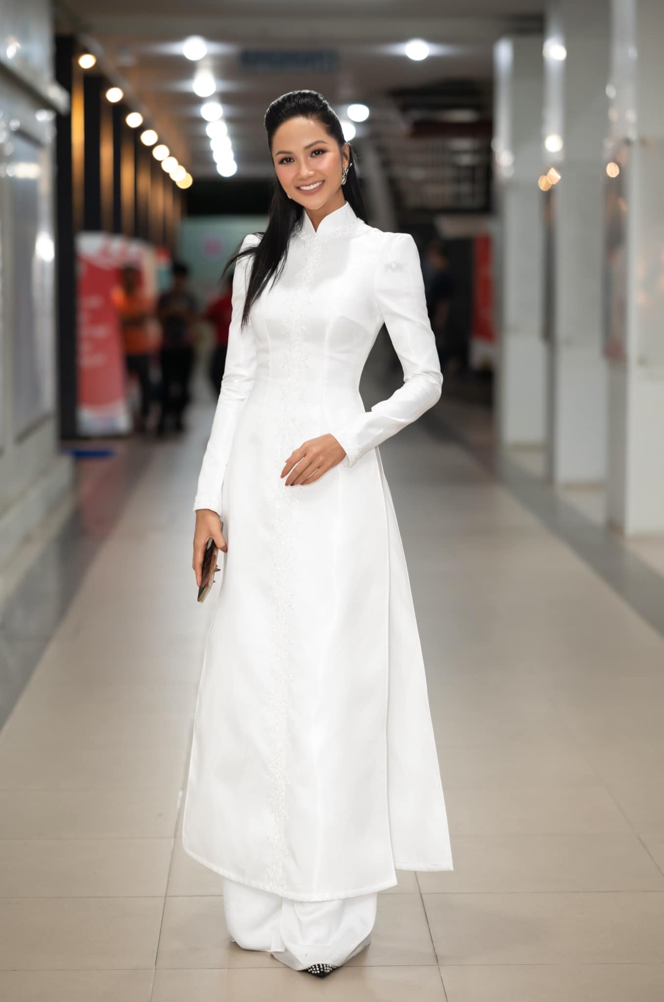 Hoa hậu H’Hen Niê được nhận xét sống giản dị (Ảnh: FBNV)