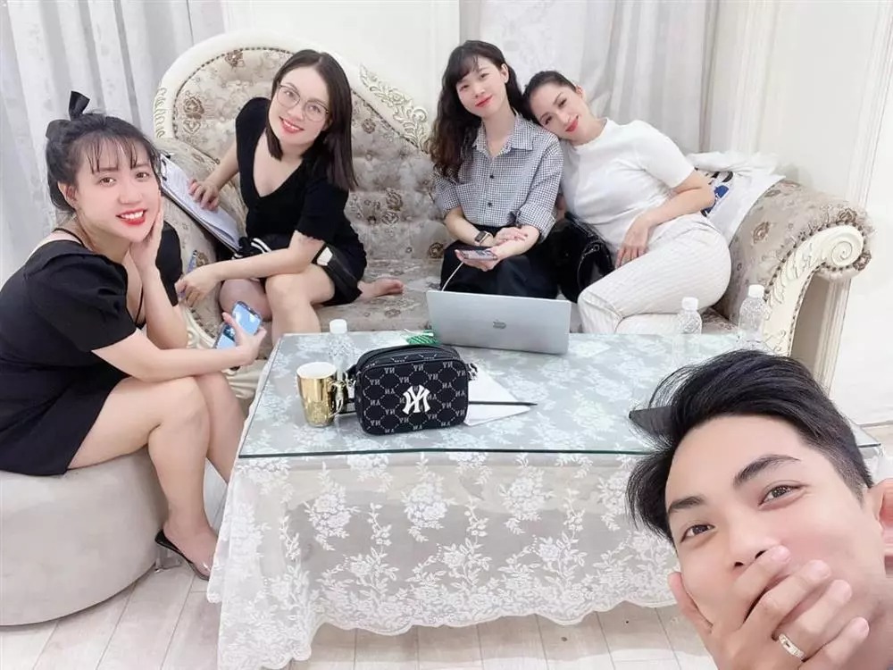 Vợ chồng Khánh Thi - Phan Hiển lập danh sách mời khách (Ảnh: FBNV)