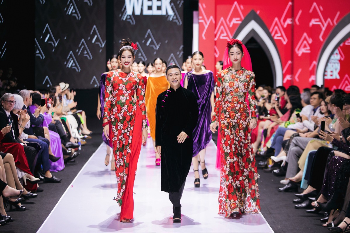 Đỗ Thị Hà - Lương Thùy Linh sải bước trên sàn runway (Ảnh: BTC) Đỗ Thị Hà - Lương Thùy Linh sải bước trên sàn runway (Ảnh: BTC)