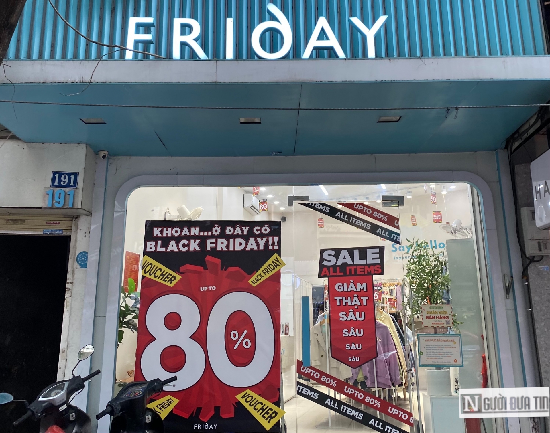 Chị Thanh Thu, người mua hàng cho biết đã đợi rất lâu để đến dịp Black Friday mua cái áo mình thích nhưng đến nơi thì không còn size (kích cỡ) của mình.