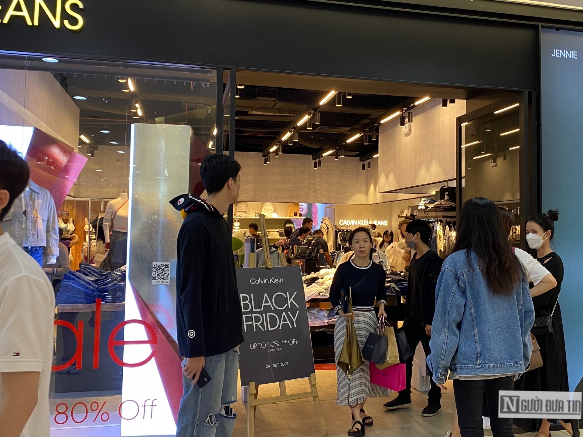 Chia sẻ với phóng viên Người Đưa Tin, nhân viên gian hàng Calvin Klein cho biết hiện tại đang sale từ 30% đến 80% nên lượng khách tăng gấp 3 ngày thường, nhưng thực tế doanh thu vẫn thấp hơn năm ngoái.