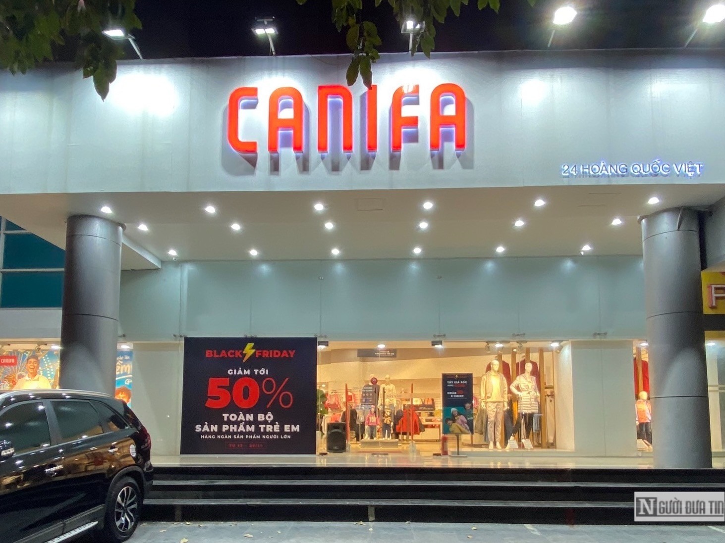 Mặc dù các cửa hàng giảm giá với nhiều hình thức cũng như mức giảm khá sâu nhưng chỉ lác đác vài khách vào xem.