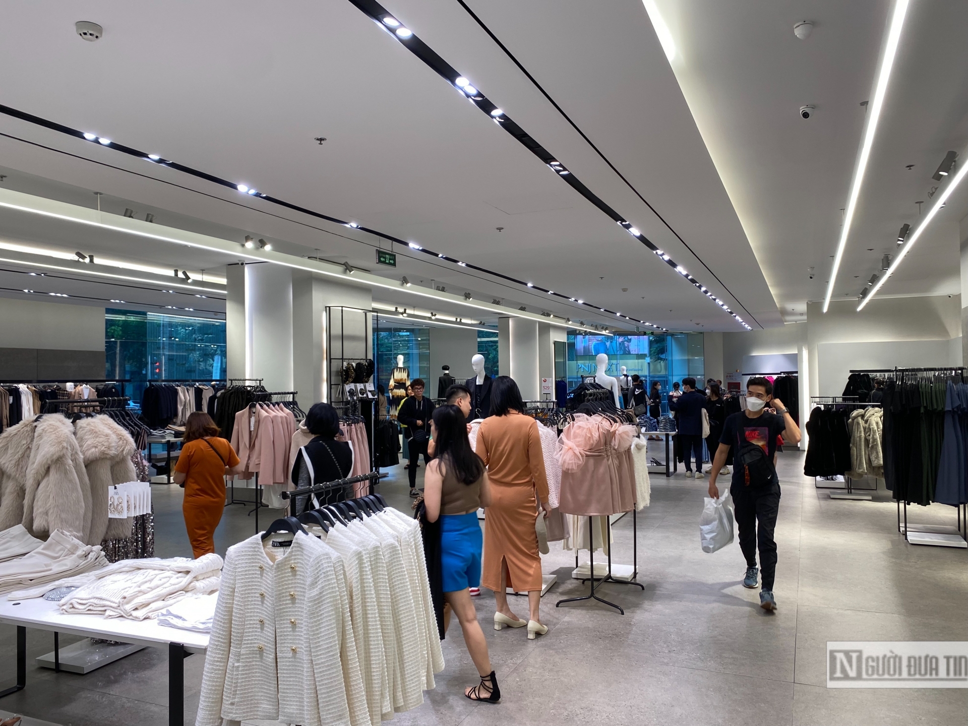 Các bạn trẻ có xu hướng mua hàng online nhiều hơn.