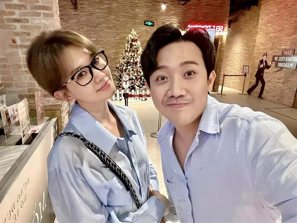 Trấn Thành và Hari Won hiện diện bên cạnh nhau cách đây không lâu. Ảnh: FBNV Trấn Thành và Hari Won hiện diện bên cạnh nhau cách đây không lâu. Ảnh: FBNV