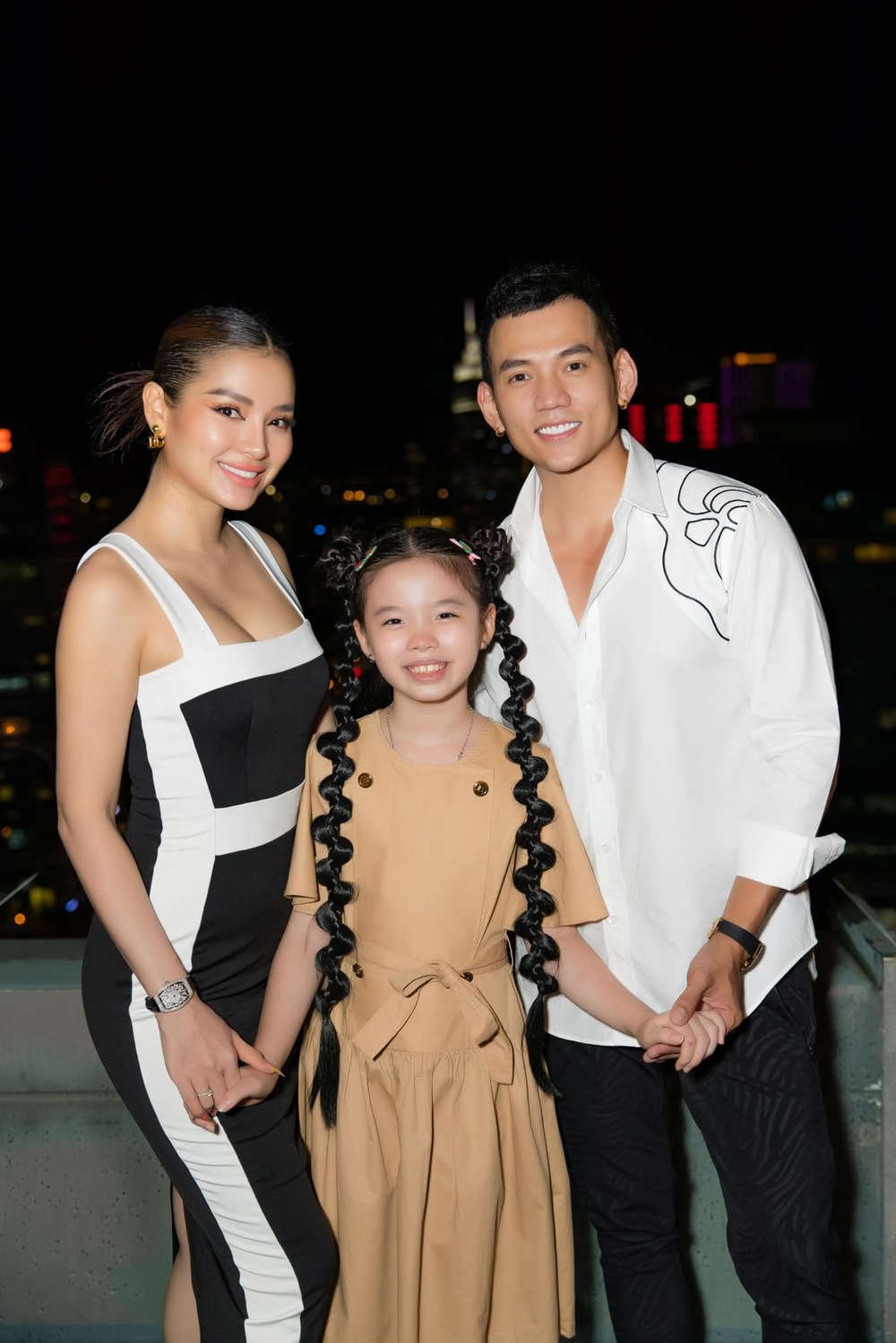 Lý Bình rất yêu thương và cưng chiều con riêng của vợ (Ảnh: FBNV)