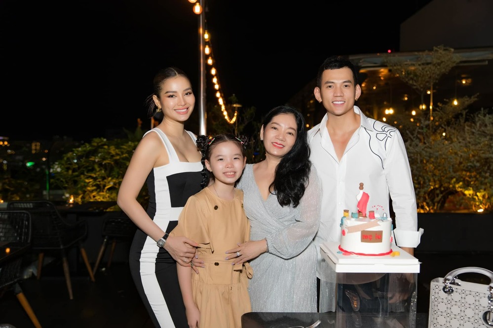 Phương Trinh Jolie vô cùng thân thiết với mẹ chồng (Ảnh: FBNV)