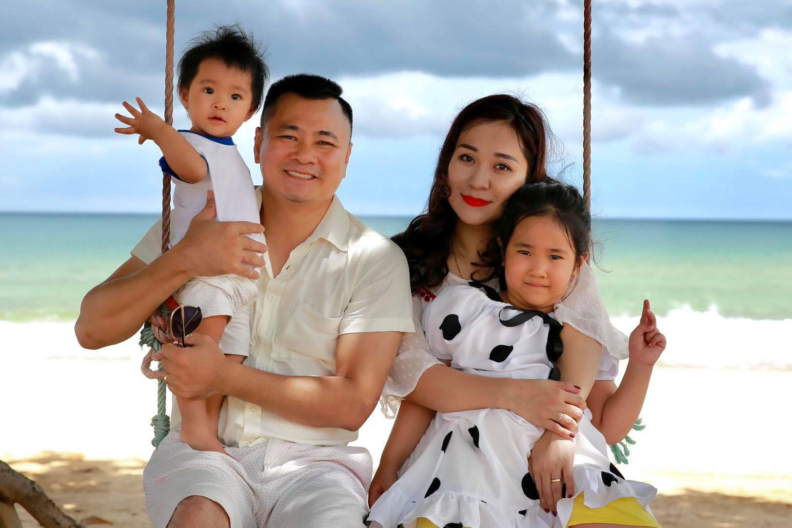 Gia đình nhỏ của NSND Tự Long (Ảnh: FBNV)