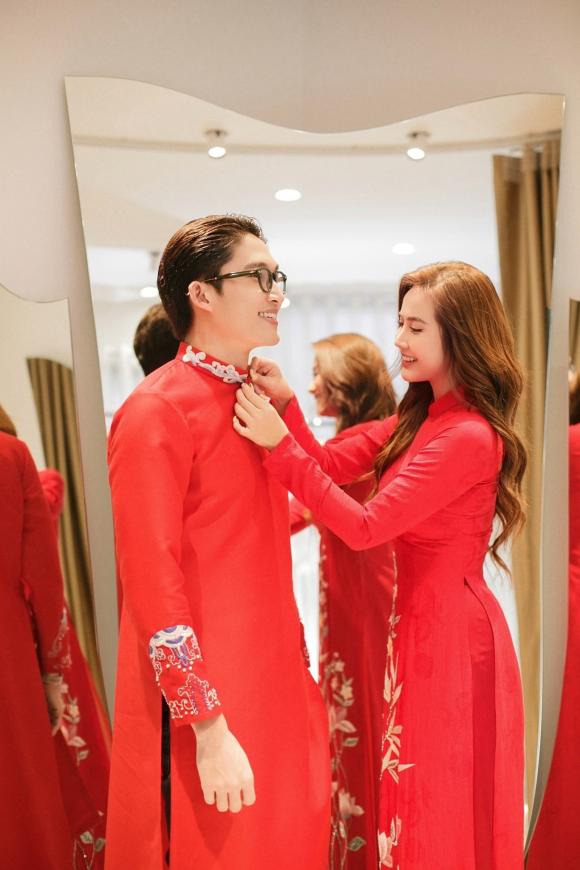 Dù chỉ là thử đồ đi biểu diễn nhưng khán giả thấy họ rất tình cảm, ánh mắt nhìn nhau không rời (Ảnh: FBNV) Dù chỉ là thử đồ đi biểu diễn nhưng khán giả thấy họ rất tình cảm, ánh mắt nhìn nhau không rời (Ảnh: FBNV)