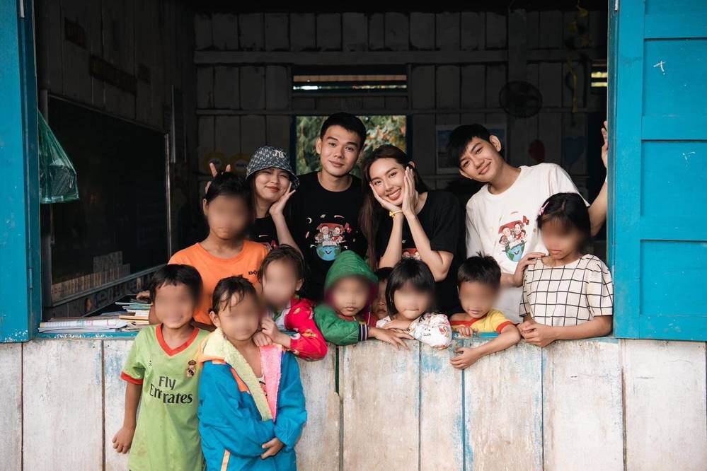 Thùy Tiên chụp hình cùng các em học sinh vùng cao (Ảnh: FBNV)