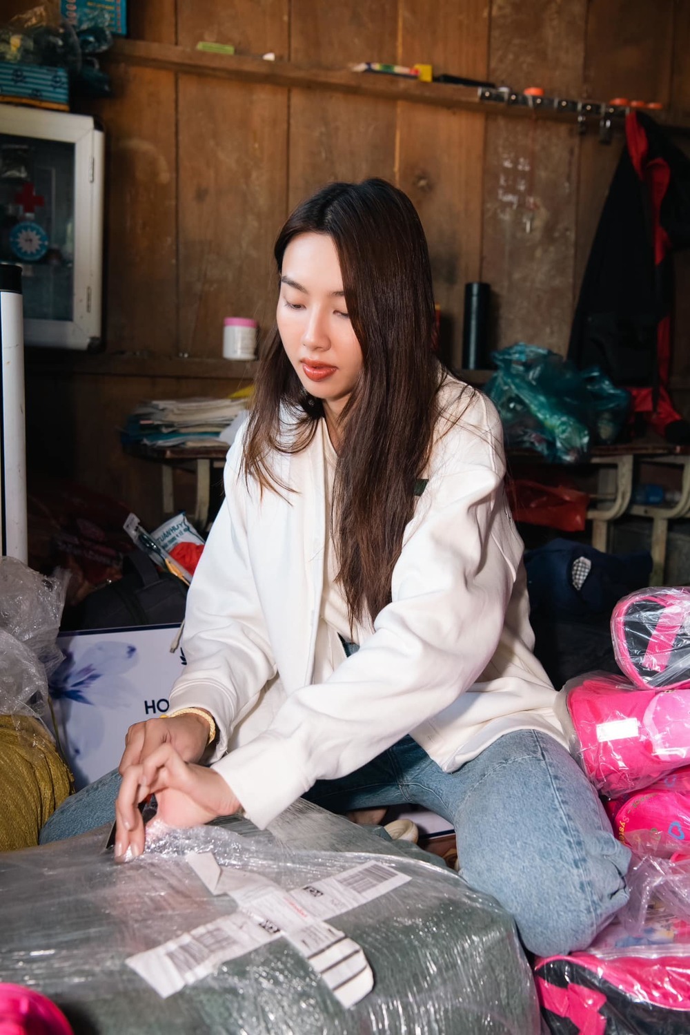 Thùy Tiên rất tích cực trong việc làm từ thiện (Ảnh: FBNV)