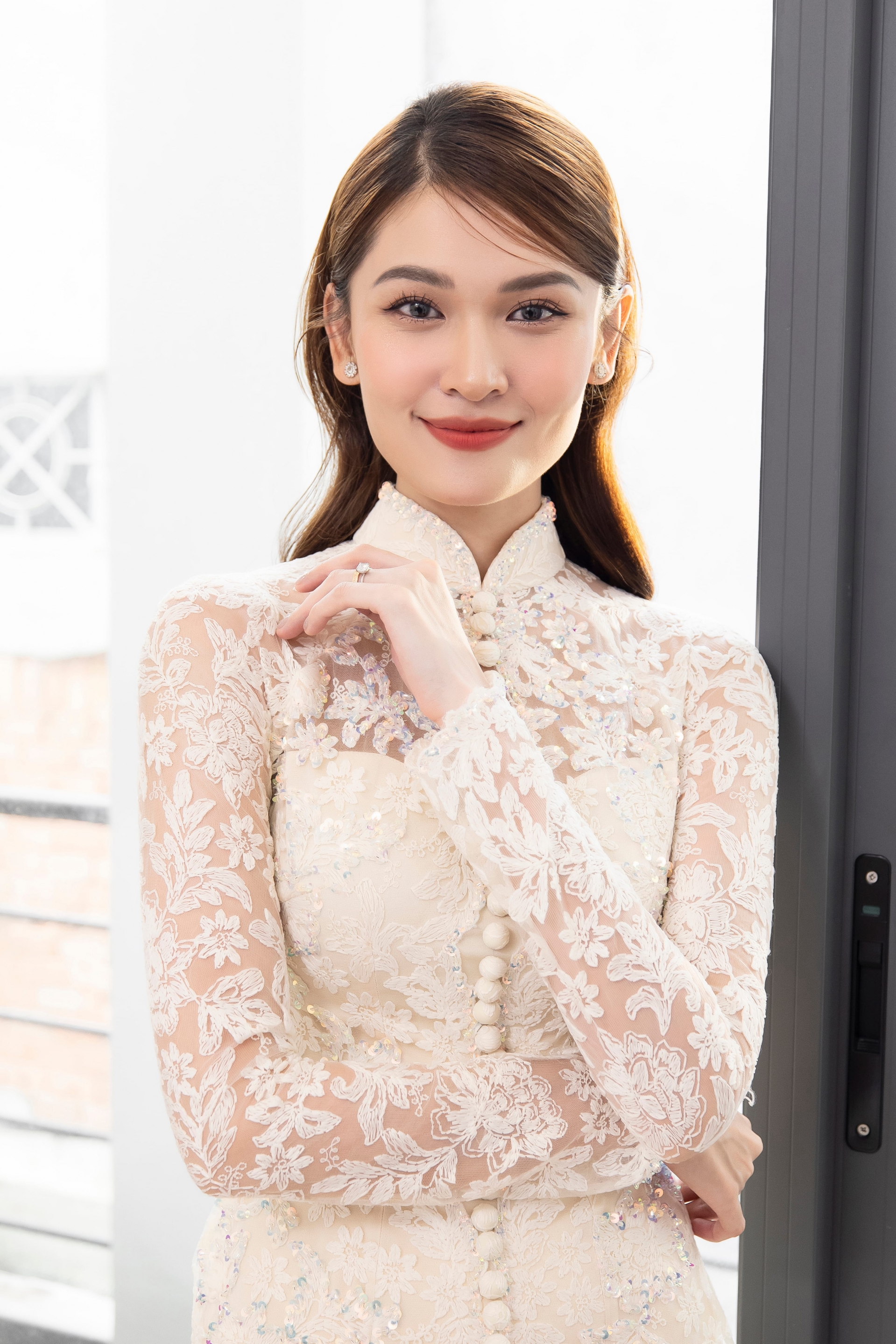 Á hậu Thuỳ Dung xinh đẹp trong ngày quan trọng (Ảnh: Internet)