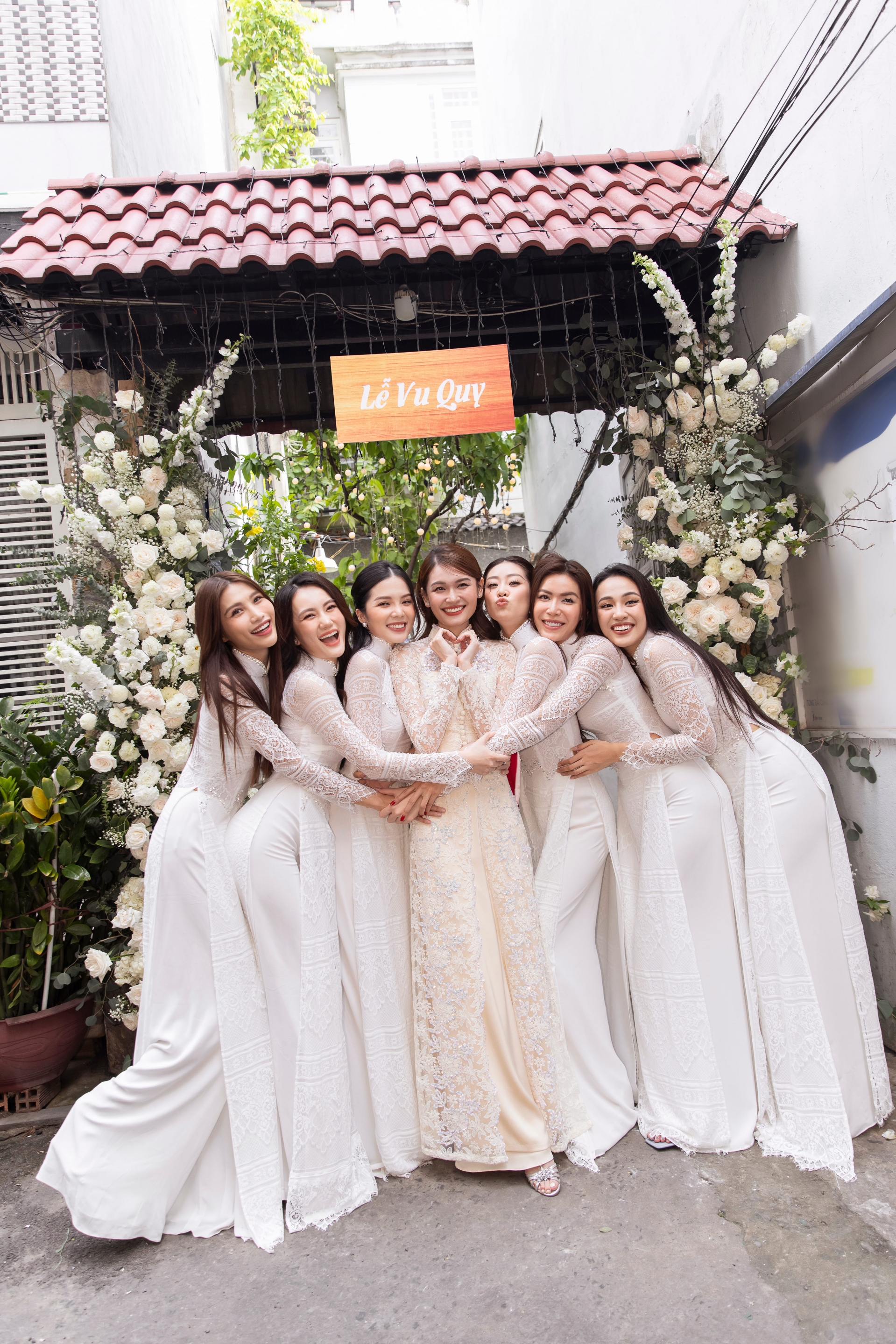 Minh Tú giải chụp ảnh cùng cô dâu và dàn bê tráp (Ảnh: Internet)