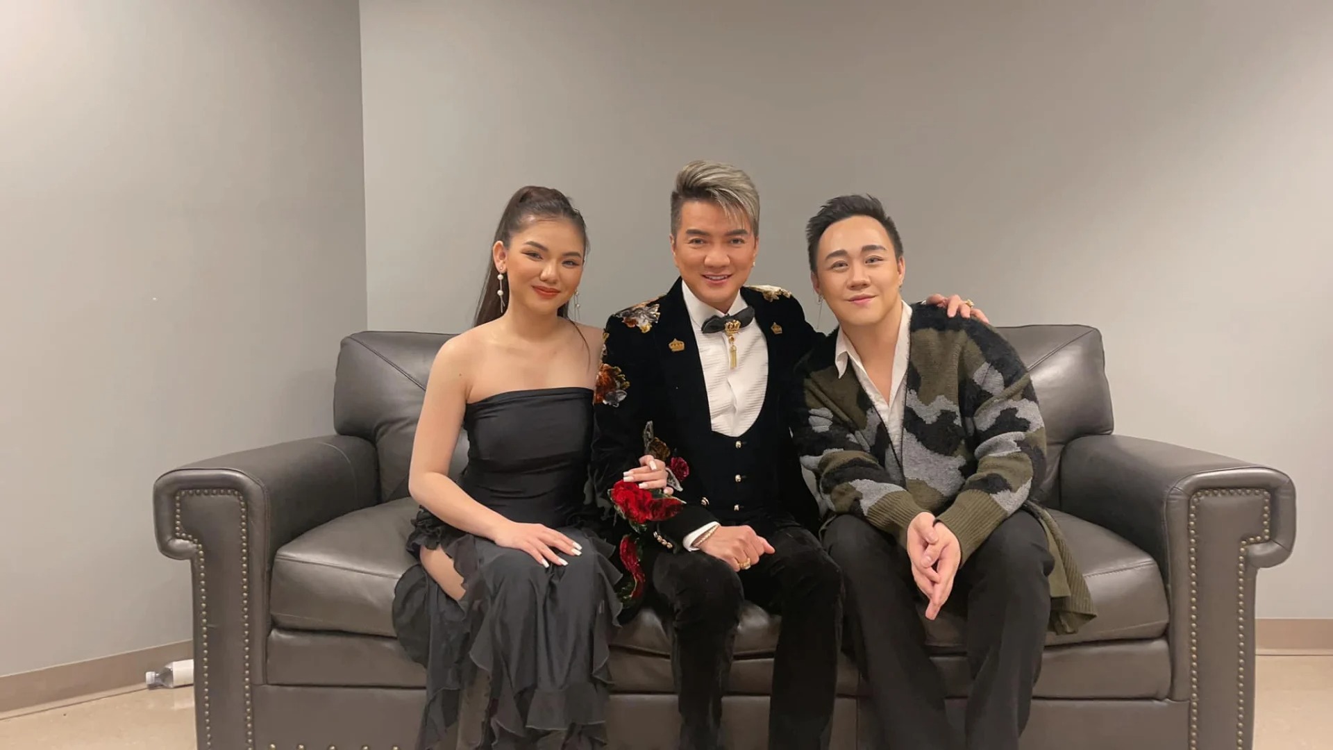 Đàm Vĩnh Hưng chụp ảnh cùng với 'đàn em' (Ảnh: FBNV)