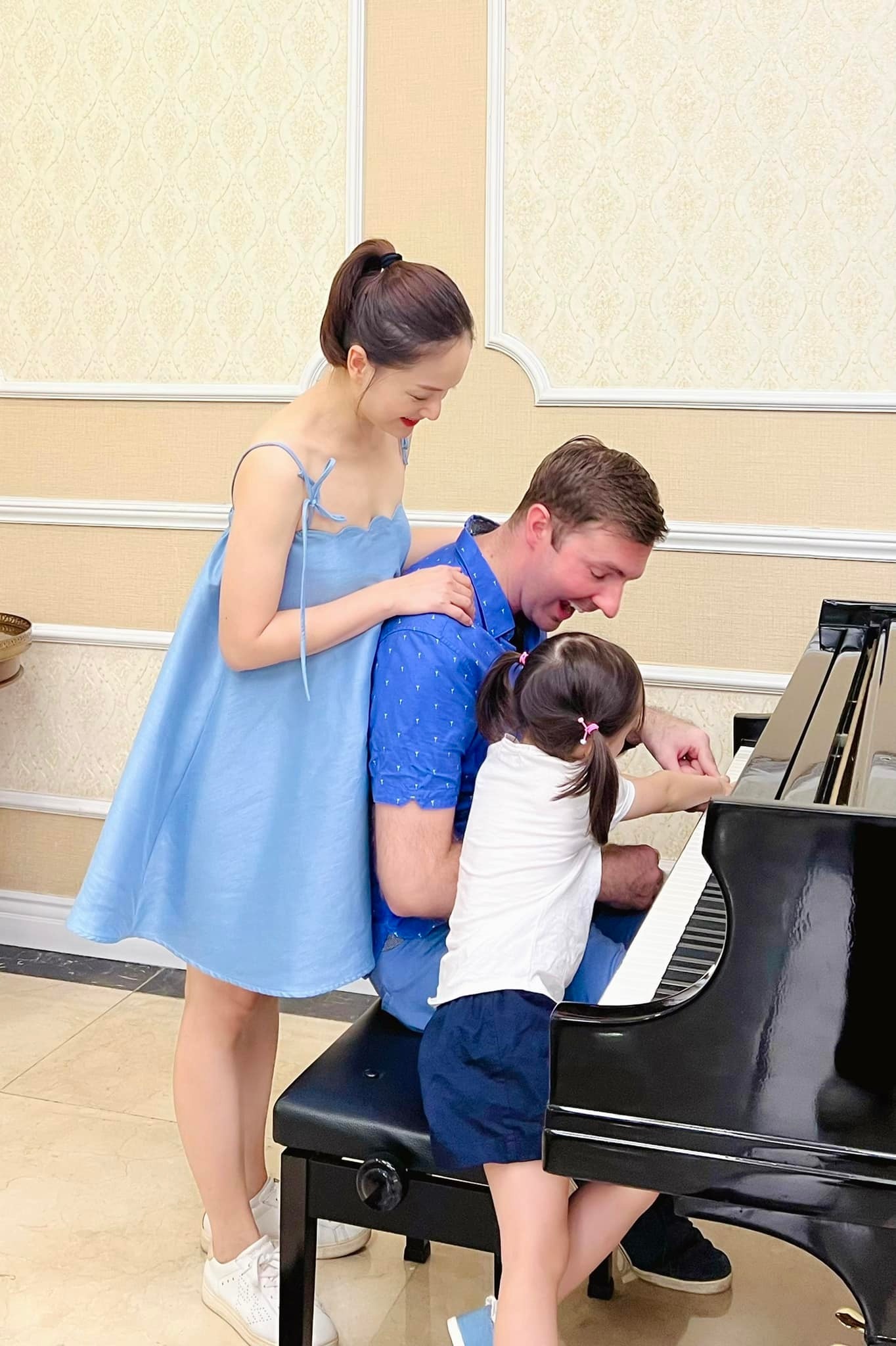 Gia đình nhỏ của diễn viên Lan Phương nhận được sự quan tâm lớn từ phía cư dân mạng (Ảnh: FBNV)