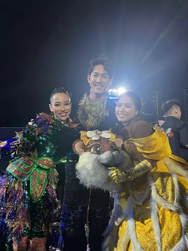 Song Luân chụp hình cùng Thùy Chi (Ảnh: FBNV) Song Luân chụp hình cùng Thùy Chi (Ảnh: FBNV)
