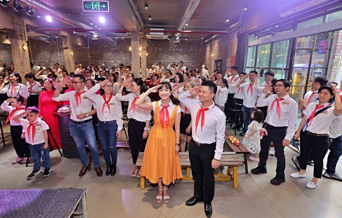 Cô dâu, chú rể và dàn khách mời đều đeo khăn quàng đỏ (Ảnh: NVCC)