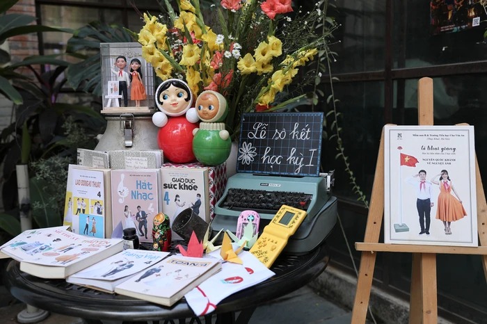 Đám cưới độc lạ ở Hà Nội: Cô dâu, chú rể và dàn khách mời đeo khăn quàng đỏ, ăn kẹo bông - Ảnh 1