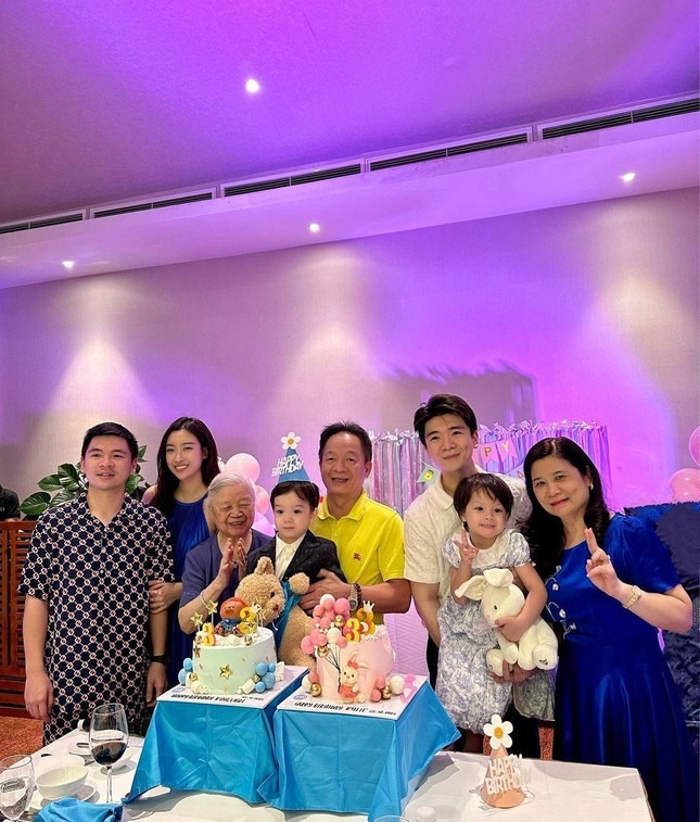 Đỗ Mỹ Linh đứng chụp hình chung cùng gia đình chồng (Ảnh: FBNV) Đỗ Mỹ Linh đứng chụp hình chung cùng gia đình chồng (Ảnh: FBNV)